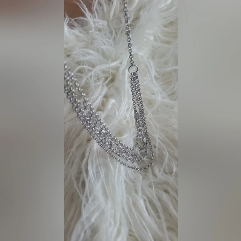 Lovely Multi strand Silver Tone Necklace.🌴